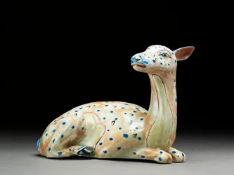 Fekvő őzike figurája, Arita, 1680 körül (porcelán)